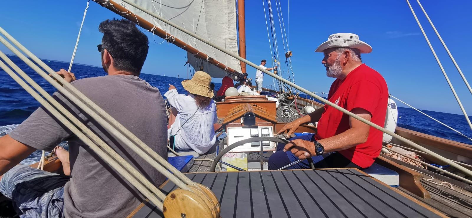 Cutter artisanal QBE voiles déployées