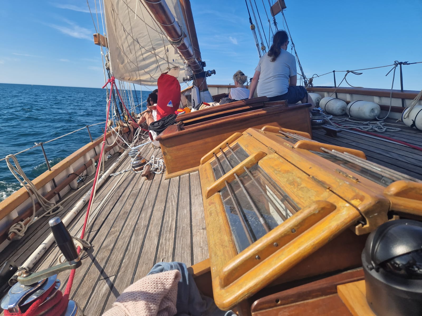 Le Yacht Yseult sous arc-en-ciel — bateau QBE